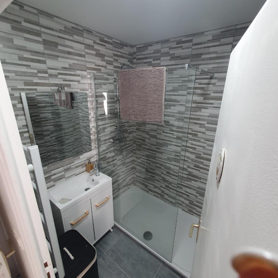 Appartement De La Tour Еперне Екстериор снимка